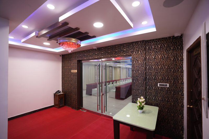 Lounge table by the glass wall