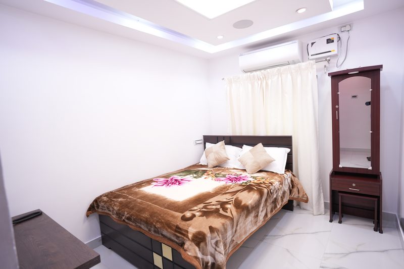 Guest room with dresser
