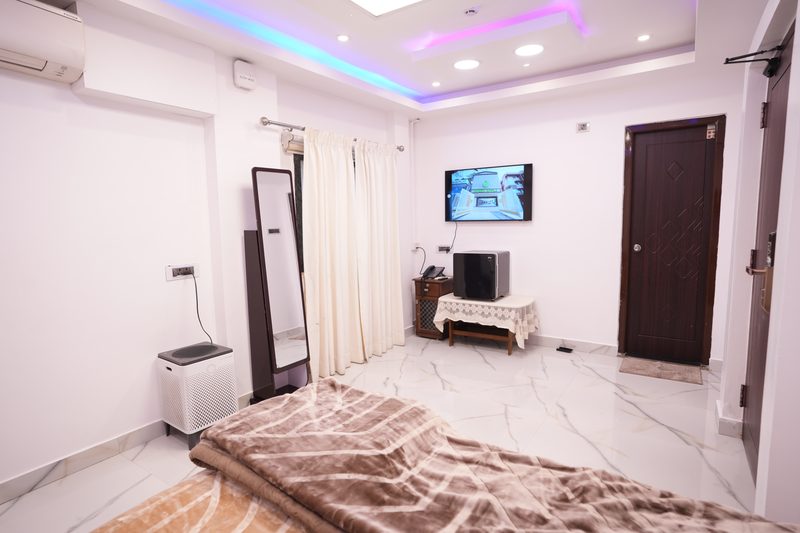 Guest room, mirror and TV