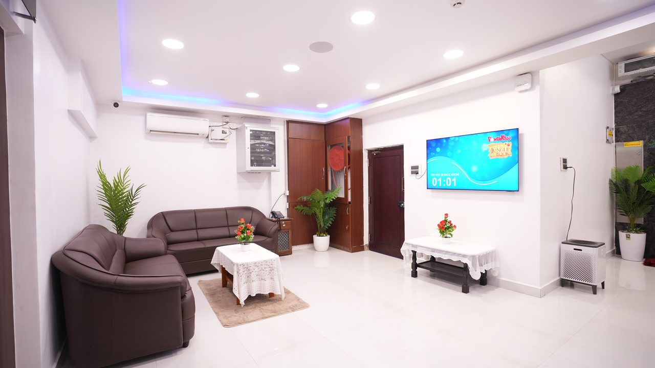Lounge with leather sofas and TV